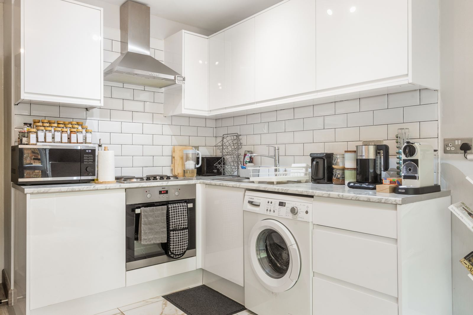 Kitchen with oven, hob and washing machine