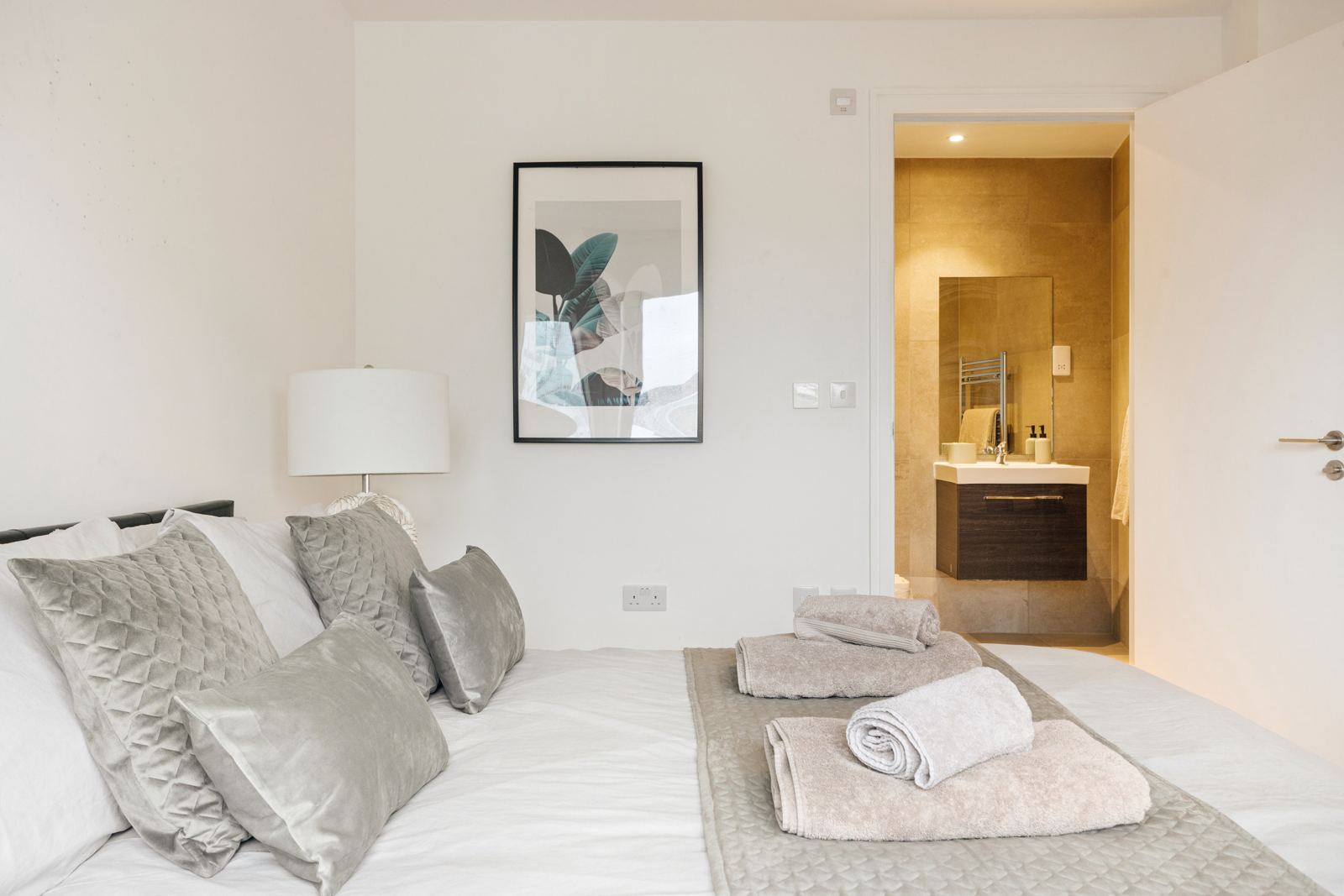 En-suite seen from the bedroom